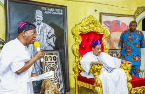 Photo: When Osun’s Governor Oyetola Paid Thank You Visit To The Alaafin Governor Gboyega Oyetola of Osun State, left, making some remarks before the Alaafin of Oyo, Oba Lamidi Adeyemi