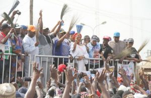 2019: Gang Up Against Ajimobi, APC’ll Not Work – Party Chair Tells Opposition Oyo State Governor, Senator Abiola Ajimobi (in orange cap), with All Progressives Congress leaders and supporters during the party's campaign for the forthcoming election, at the Plank Market, Bodija, Ibadan... on Monday
