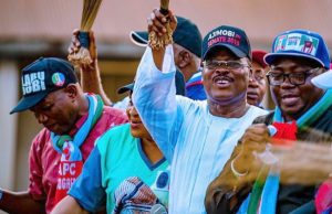 Oyo Guber: APC’s Adelabu Has The Support Of Royal Fathers, Artisans, Others – Ajimobi R-L: Chief Adebayo Adelabu, Senator Abiola Ajimobi and others during the programme...