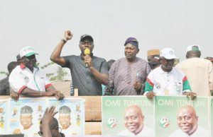 PDP’s Makinde Charges Oyo Electorate Not To Sell Their Votes Oyo State PDP gubernatorial candidate, Engr Seyi Makinde (second left), State party chairman, Alhaji Kunmi Mustapha and his running mate, Engr Remi Olaniyan when they stopped over to campaign at Ajawa in Ogo-Oluwa local government