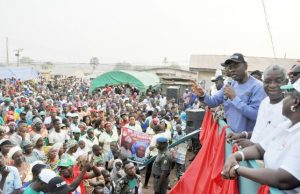 Oyo Guber: When PDP’s Makinde Stormed Ikoyi In Oriire LG Engineer Seyi Makinde addressing the people of Ikoyi...at the rally...