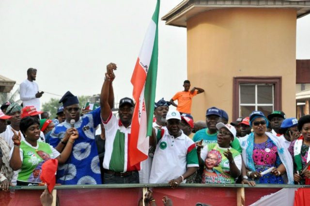 Former governor of Ekiti State and PDP South West coordinator, Gov Peter Ayodele Fayose (second left) presenting the party’s Oyo State gubernatorial candidate, Engr Seyi Makinde and his deputy, Engr Remi Olaniyan at the rally…while his wife, Omini Makinde (left), Oyo North senatorial candidate, Hon Mulika Adeola and Alhaja Bose Adedibu look on…