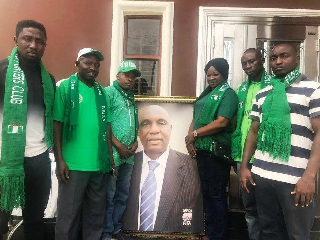 The delegation of Super Eagles Supporters club that visited the Kolapo Ishola home of late Ogunjobi led by the Chairman Oyo State chapter, Engr Laaro Zubair and other executive members that included Wahab Orababa, Bosede Akinlabi, Isiaka Adekunle, Oladayo Ahmed and Rasheed Iyiola, and one of the sons of the deceased, Lanre Ogunjobi…