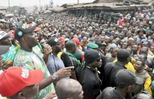 Photo: When Oyo PDP’s Seyi Makinde Took His Campaign To Ibadan North East LGA Engr Seyi Makinde addressing the people of Agodi-Gate at the rally…