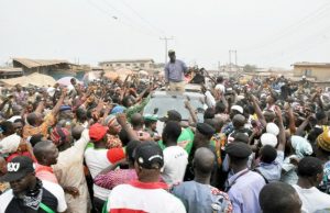 Photo: When Oyo PDP’s Seyi Makinde Took Campaign To Oluyole LGA Oyo state PDP’s gubernatorial candidate, Engr Seyi Makinde acknowledging the people of Olomi…