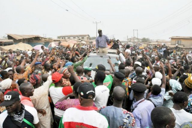 Oyo state PDP’s gubernatorial candidate, Engr Seyi Makinde acknowledging the people of Olomi…