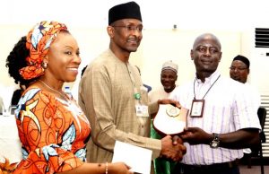 SERVICOM: How Aso Rock Rewarded 10 Employees For Outstanding Performance L-R: Mrs Nnenna Akajemeli, National Coordinator, SERVICOM, Mr Bashir Alkali, Director, Finance and Accounts, State House and Mr Yashim Nuhu, a Senior Motor Driver Mechanic, and State House Outstanding Driver Award recipient…