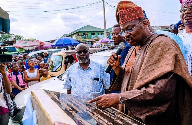 Oyo State Governor, Senator Abiola Ajimobi, inaugurating the newly-dualised Challenge-Efunsetan Roundabout Phase Road project, now named after a former Governor of the state, late Alhaji Lam Adesina, in Ibadan...