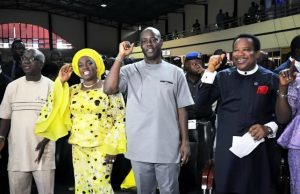 Photo: Oyo Governor-elect Storms Femi Emmanuel’s Church For Special Thanksgiving R-L: Pastor Femi Emmanuel of Living Spring Chapel, Oyo State governor elect, Mr Seyi Makinde, his wife, Omini and deputy governor elect, Mr Rauf Olaniyan at the church…