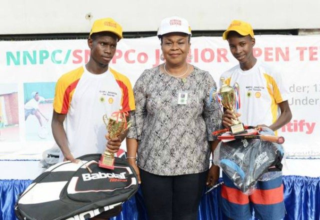 L-R: Runner-up of the Boys U-16 category of the 2019 NNPC/SNEPCo Junior Tennis Championship, David Dawariye of Faith Baptist High School, Diobu, Port Harcourt; Deputy Manager, Manpower Planning and Human Resources, National Petroleum Investment Management Services (NAPIMS), Mrs. Ifeyinwa Mojo-Eyes; and the winner, Suleiman Ibrahim of Junior Secondary School, Durumi-II, Abuja, after the finals held at the Lagos Lawn Tennis Club… recently