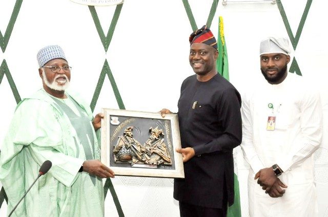 Oyo State Governor, Mr Seyi Makinde (middle) presenting artwork frame to Former Head of State, Alhaji Abdulsalami Abubakar while the Speaker Oyo State House Assembly, Hon Adebo Ogundoyin looks on…