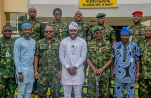 ...Rt Hon Adebo Ogundoyin, the Speaker of the Oyo State House of Assembly and his team with the top brass at the Nigerian Army 2 Div...