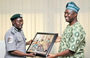 Photo: When Seyi Makinde Hosted Custom’s Area Command Comptroller Oyo State Governor, Engr Seyi Makinde (right) presenting a frame to Comptroller Abdullahi Zulkifli during the visit…