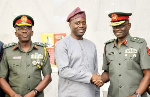 Photo: When Oyo’s Makinde Received Army 2 Div’s New GOC Oyo State Governor, Mr Seyi Makinde (middle) in handshake with the new General Official Commanding 2 Division, Nigeria Army, Major General Anthony Omozoje (right) while the outgoing GOC, Major General Okwudili Azinta looks on…
