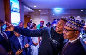 Photo: When Anthony Joshua Took ‘Selfies’ With Buhari
