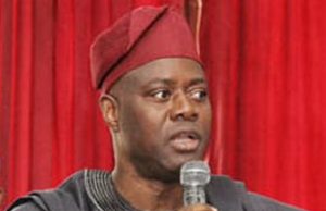 When Makinde Presented Cash To Family Of Late PDP Loyalist Engineer Seyi Makinde, the Governor of Oyo State