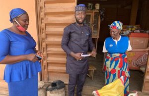 Sunday Dare Honours Rashidi Yekini’s Mother, Places Her On Monthly Stipend