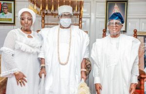 Photo News: When Oyetola Paid A Visit To The New Oniru Of Iruland …Osun ate Governor, Mr. Adegboyega Oyetola with the new Oniru of Iruland, Oba Abdulwasiu Omogbolahan Lawal and his wife, Mariam, during the Governor's courtesy visit…