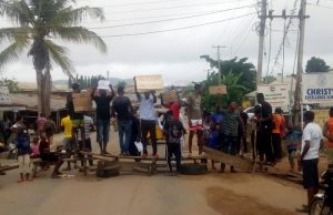 Ado Ekiti Residents Protest Lack Of Electricity, Deplorable Roads, Others ...the protesters in Ado Ekiti on Saturday...