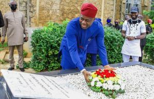 Photo: When Makinde Paid A Visit To Father’s Burial Site Engineer Seyi Makinde, the governor of Oyo State...honouring his late father...