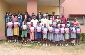 Oyo Primary Schools Get 14, 850 Textbooks From SDG ...group picture after presentation of the books...