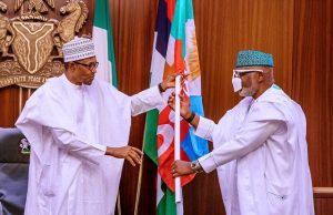 Photo: When Buhari Officially Presented APC’s Flag To Akeredolu