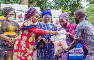 When Oyo Gov’s Wife Empowered Widows Wife of the Oyo State Governor, Mrs. Tamunominini Makinde (second left), presenting a welfare package to Mrs. Juliana Ayandeji, a widow, while the Wife of the Deputy Governor, Prof. Bolanle Olaniyan (middle) and the Secretary to the State Government, Mrs. Olubamiwo Adeosun look on…