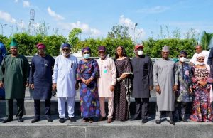Guber Victory: Read What Sanwo-Olu Told Akeredolu On Sunday L-R: Senator Ibikunle Amosun; Chairman, APC National Campaign Council for Ondo Governorship election and Lagos State Governor, Mr. Babajide Sanwo-Olu; Ondo State Governor, Arakurin Rotimi Akeredolu (SAN); his wife, Betty; Deputy Governor-elect of Ondo State, Hon. Lucky Aiyedatiwa and others, shortly after INEC declared Akeredolu and Aiyedatiwa as governor-elect and deputy governor-elect respectively, at Akeredolu’s residence in Owo, Ondo State, on Sunday