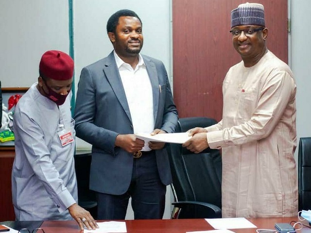 HB-SPW PIX R-L: Minister of States for Labour and employment, Festus Keyamo; Regional Executive, Abuja & North, Heritage Bank, George Oko-Oboh and DG of NDE- Dr Ladan Mohammed, during the issuance of Federal Government’s letter of engagement to Heritage Bank and 5 other banks to open 774, 000 SPW beneficiaries’ accounts, which was held recently in Abuja…