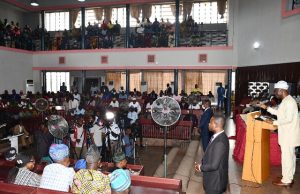 When Makinde Met With Youth Reps, Artisans, Others Oyo State Governor, Engr. Seyi Makinde, addressing the representatives of EndSARS group, artisans, okada riders, Micra taxi drivers and youths at the House of Chiefs, Secretariat, Ibadan…