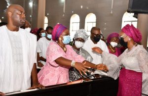 When Makinde Joined Others To Witness The Burial Of Pa Akinyele From left, Oyo State Governor, Engr Seyi Makinde; his wife, Tamunominini; widow, Chief (Mrs) Mojoyinola Akinyele, children of the deceased, Justice Akintunde Akinyele; Dr (Mrs) Adeola Adesanya and wife of Ogun State Governor, Mrs Bamidele Dapo Abiodun during the burial service…