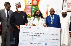 Photo: When Makinde Donated N10m To ICAN …Engr Seyi Makinde, the governor of Oyo State, (second left); presenting symbolic cheque to ICAN President, Dame Joy Adewuyi (middle); Chairman Ibadan District, Mr Biodun Adedeji (second right); Past President, Mallam Ismaila Zakari (right) while Commissioner for Finance, Mr Akiola Ojo looks on…