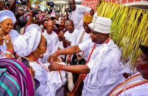 All You Need To Know About How The Ooni Received His Crown Prince The Ooni, Oba Adeyeye Ogunwusi...receiving his Crown Prince from his Queen...