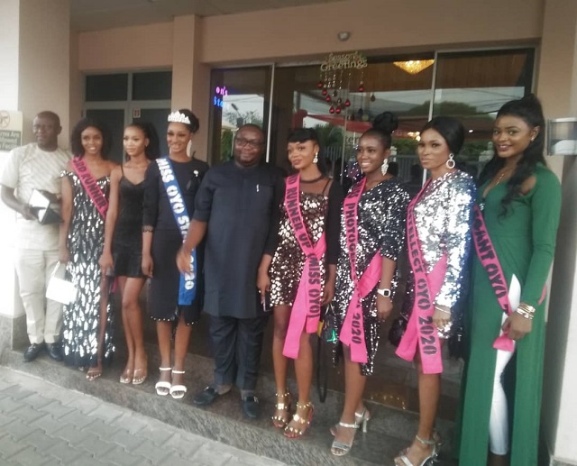 Chief Adebayo Adelabu, with the beautiful ladies...when he hosted them...