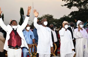 Makinde Tackles Critics, Seeks More Prayers For Leaders, State …from left, Guest Preacher, Pastor Isaiah Alade; Oyo State Governor, Engr Seyi Makinde; his deputy, Engr Rauf Olaniyan and his wife, Professor Bolanle Olaniyan singing…at the event…