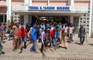 Vice Chancellorship Brouhaha: When UI Workers ‘Swept’ Out Olayinka Out Of Office ...some University of Ibadan staff members...sweeping the 'feet' of their former VC out of office...