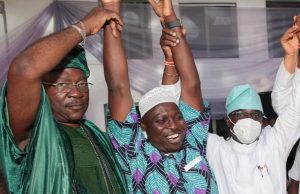 Photo: Check Out The Lucky Man Who Won A Building At Kola Olootu’s Chieftaincy Event L-R: Mogaji Kola Olootu, Lukman Owodunni, the winner of the star prize, a house and another guest...at the event...