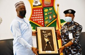 Makinde Vows Not To Allow Anyone To Start Ethnic Crisis In Oyo …Oyo State Governor, Engr. Seyi Makinde (left); presenting an artwork to the first female Commissioner of Police, Oyo State Command, Ngozi Vivian Onadeko, during her first official visit…