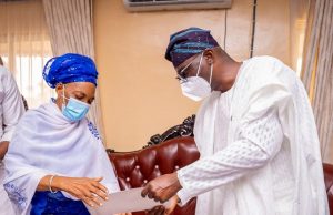 When Sanwo-Olu Visited Late Jakande’s Widow ...Lagos State Governor Babajide Sanwo-Olu (right), presenting a condolence letter to the wife of late Alhaji Lateef Jakande, Alhaja Abimbola during a condolence visit by the members of the State Executive Council, at the family’s residence in Ilupeju, on Sunday...