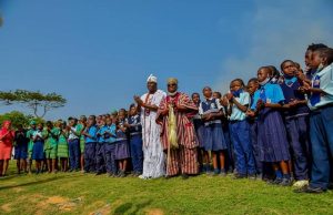 Photos: When The Ooni Of Ife Paid ‘Love Visit’ To The Orangun Of Oke Ila, Tours Abolarin College Too ...the Ooni of Ife and the Orangun of Oke Ila-Orangun...with students and teacher of Abolarin College...