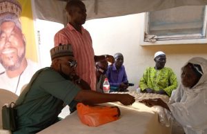 Accord Guber Candidate, Saheed Ajadi Gives Out Cash Gift To 30 Widows Hon. Saheed Ajadi presenting the cash gift to one of the beneficiaries at the event