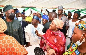 Day Makinde Met, Made Promises To Market Leaders ...Oyo's Governor 'Seyi Makinde, left, with the market men and women...