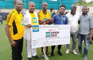 Ball Juggling Contest For Journalists: NUJ Boss Lauds Firm Oyo NUJ boss, Demola Babalola, (second left) and Oyo SWAN Chairman, Niyi Alebiosu (second right) with Play manager, Chris Aderibigbe (middle) presenting a cheque to the winner, Hafeez Mohammed...