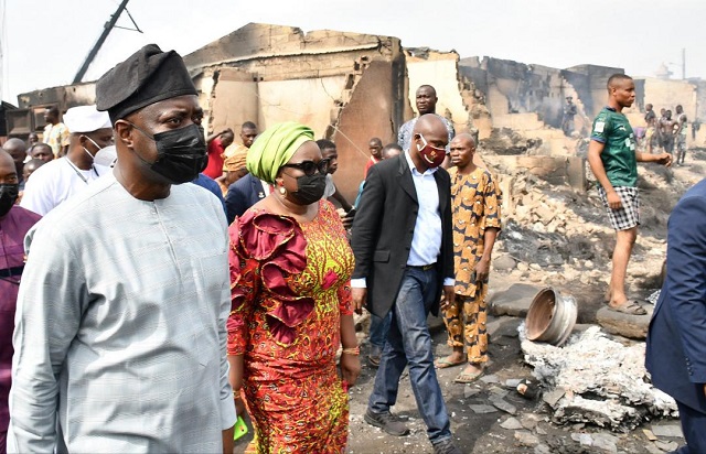 Araromi Market 1 Engineer ‘Seyi Makinde (left) and Secretary to the State Government, Mrs Olubamiwo Adeosun during the visit…