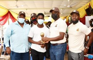 Makinde Reveals How He Is Using Sports To Engage Youths Oyo State Governor, Seyi Makinde (second right) presenting a trophy to the overall winner of Oyo State Junior Golf Clinic 2021, Segun Ibironke; while his Special Assistant on Sports, Tobi Oyewumi (right) and Captain of Ibadan Golf Club, Ola Ibironke look on…