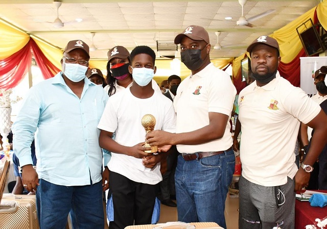 Makinde Oyo State Governor, Seyi Makinde (second right) presenting a trophy to the overall winner of Oyo State Junior Golf Clinic 2021, Segun Ibironke; while his Special Assistant on Sports, Tobi Oyewumi (right) and Captain of Ibadan Golf Club, Ola Ibironke look on…
