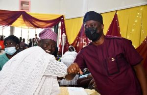 How New LG Bosses Were Sworn In By Makinde, See Pictures Oyo State Governor, Seyi Makinde (right) and the newly elected chairman, Ibadan North West Local Government, Hon Rahman Adepoju...at the event...