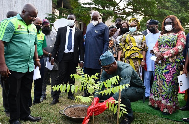 Makinde planting a tree …Oyo State Governor, Seyi Makinde, planting a tree, while his deputy, Engr Rauf Olaniyan (second right); Secretary to the State Government, Mrs. Olubamiwo Adeosun (right); Chief of Staff, Chief Bisi Ilaka (middle); Commissioner for Environment, Dr. Idowu Oyeleke (left) and others…at the event on Tuesday…