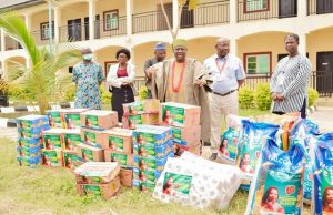 Photos: When Richest Woman, Alakija Stretched Supportive Hands To Abolarin College In Òkè Ila Orangun ...Oba Adedokun Abolarin, with others...with the food items...