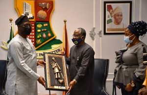 Photo: When Makinde Played Host To Nigerian Town Planners …Oyo State Governor, Seyi Makinde presenting a frame to TPL Oluwatoyin Ayinde while the institute’s Treasurer, Bimbo Ogunsesan looks on during the visit…